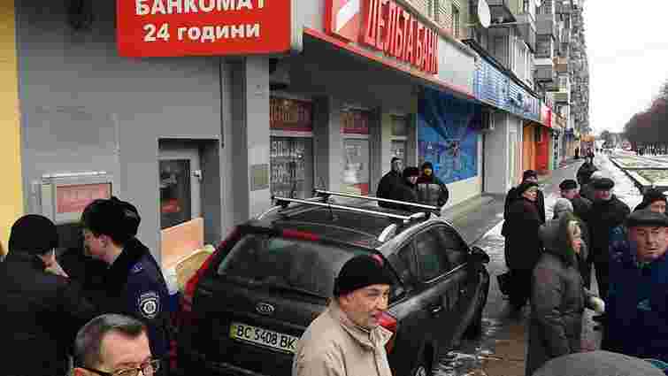 У Львові вкладник «ДельтаБанку» заблокував автомобілем вхідні двері до відділення