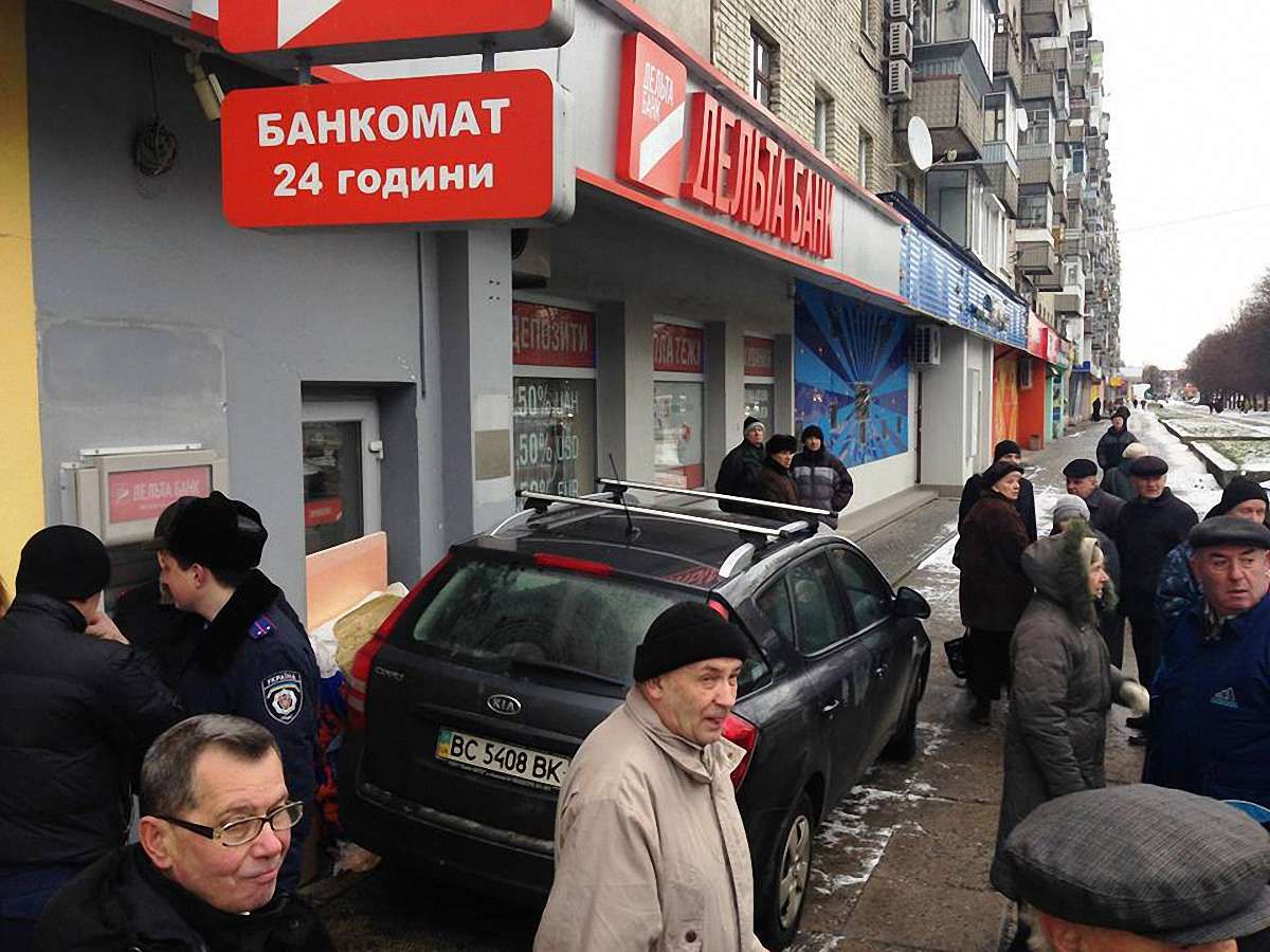 У Львові вкладник «ДельтаБанку» заблокував автомобілем вхідні двері до відділення