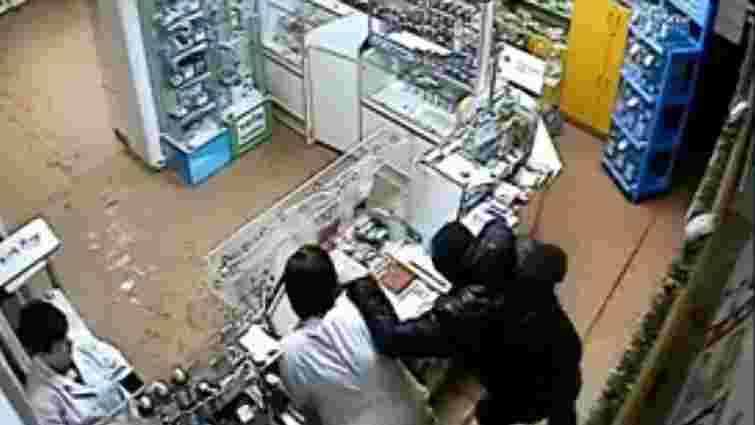 Провізор не віддала гроші із каси під час збройного пограбування аптеки у Львові