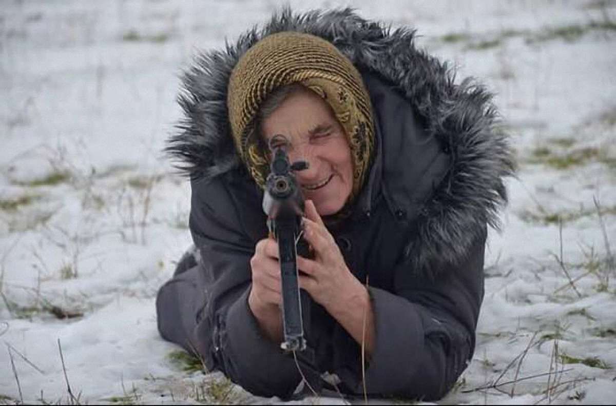 На Львівщині 68-річна бабуся прийшла на військовий вишкіл (фото)