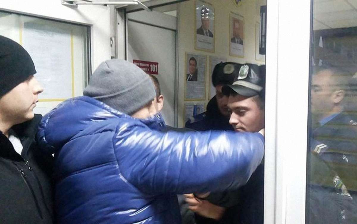Корпорація Roshen вважає напади на свої магазини в Києві спланованою провокацією
