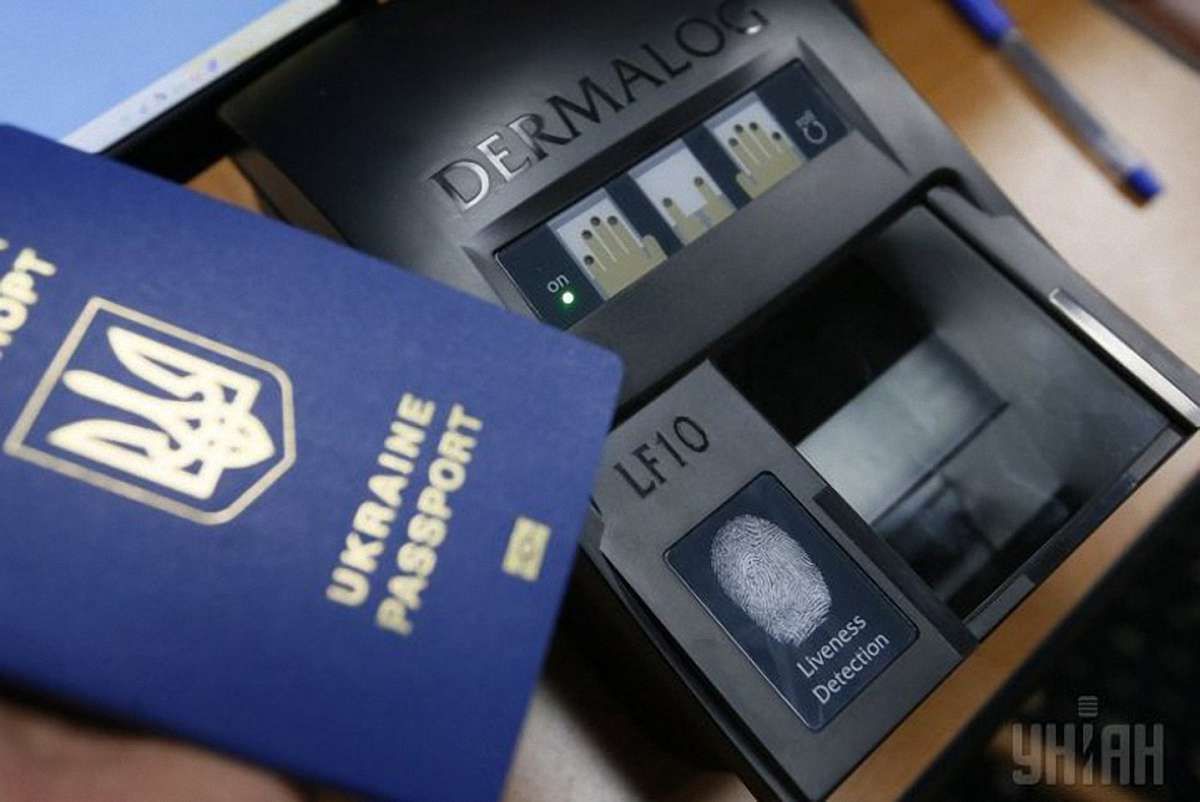 Порошенко і активісти Євромайдану отримали перші біометричні паспорти