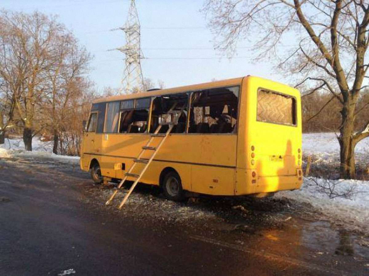 Терористи обстріляли пасажирський автобус під Волновахою: 10 загиблих