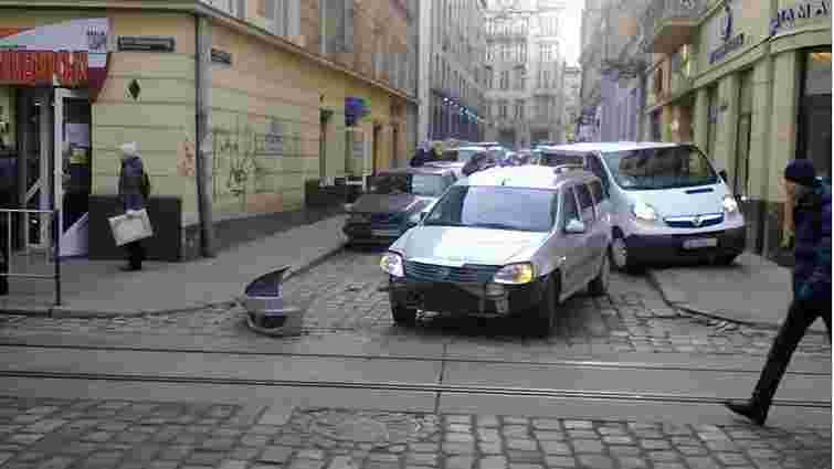 У центрі Львова Renault в’їхав у маршрутку з пасажирами