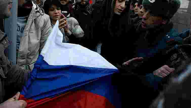 У Вірменії біля російського посольства почалися сутички протестувальників і правоохоронців