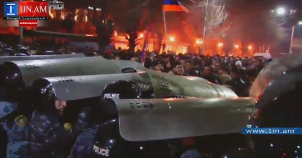 Під час сутичок у вірменському  Гюмрі постраждали 12 людей, протистояння триває