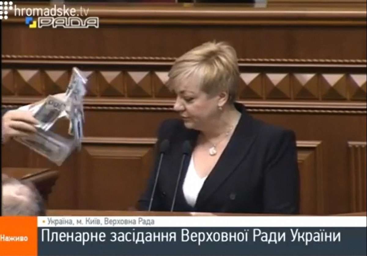 Голову НБУ закидали доларами на трибуні Верховної Ради