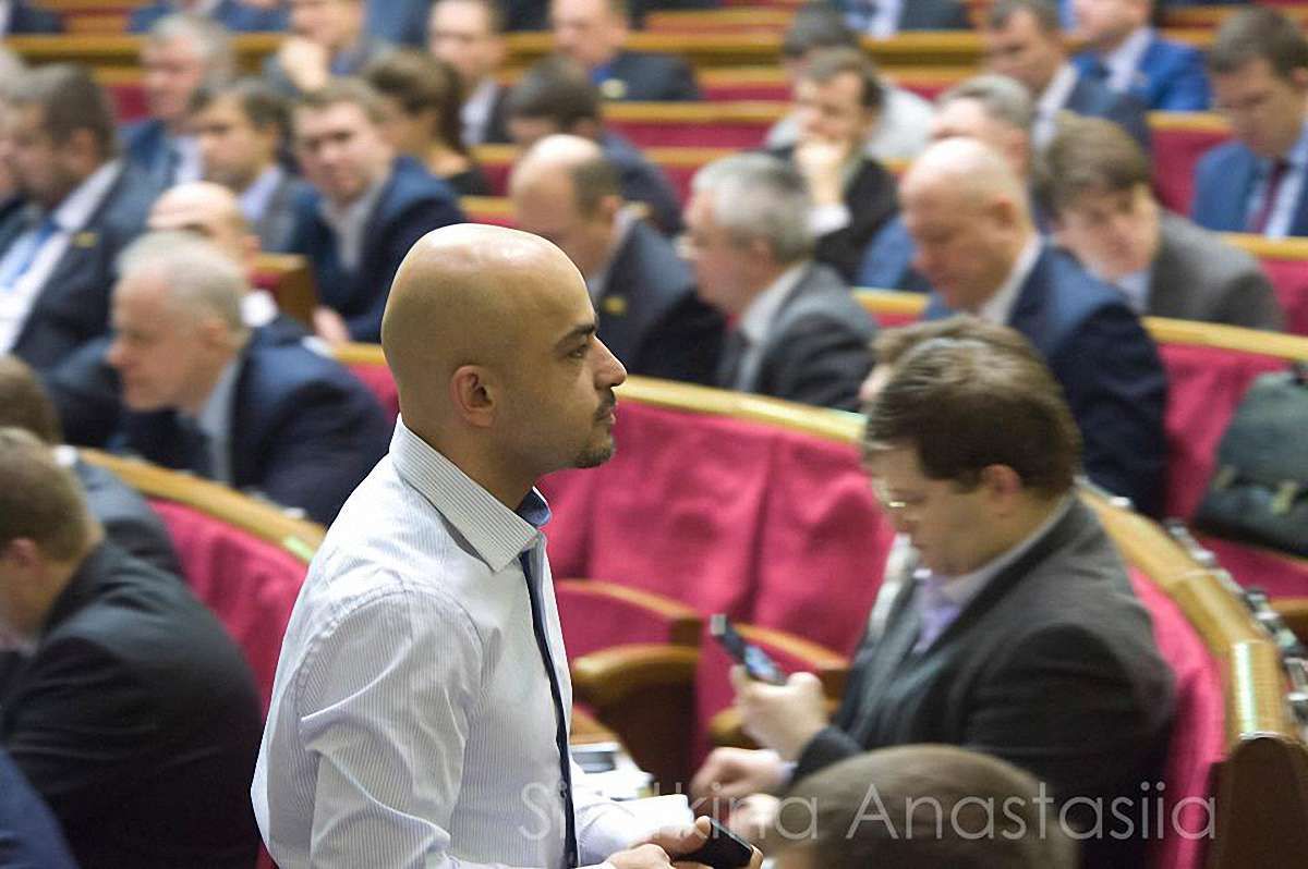  Народні депутати вдвічі збільшили собі зарплату