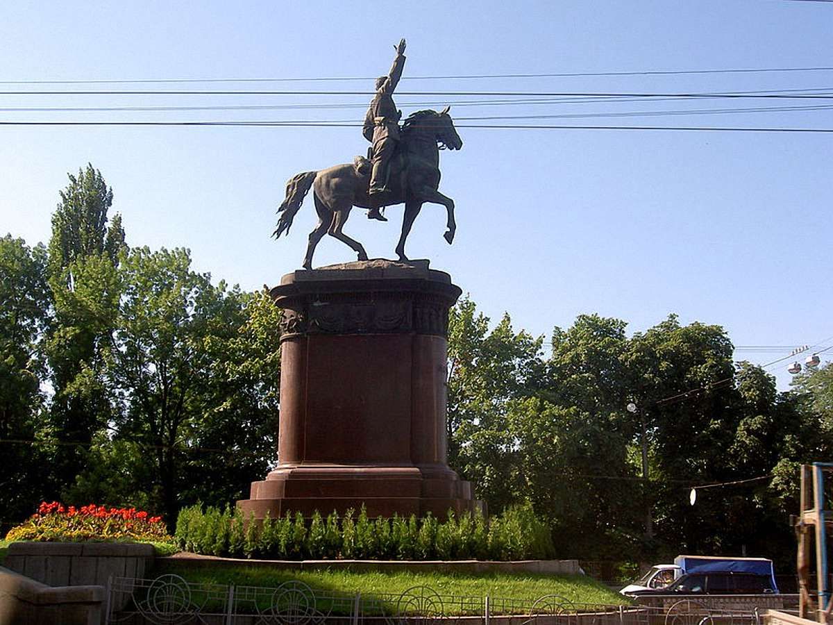 Міністр культури хоче у Києві замінити пам'ятник Щорса на пам'ятник Петлюрі
