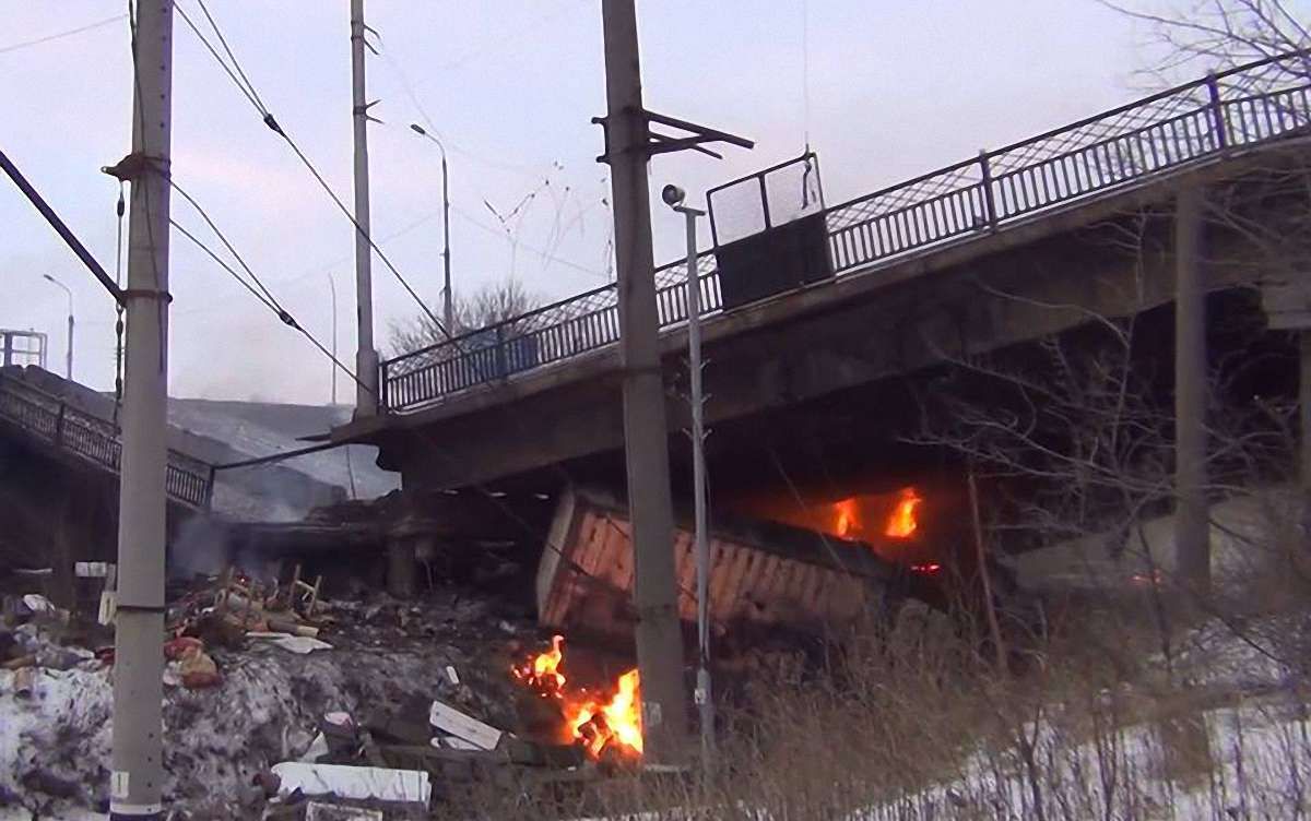 У Донецьку бойовики підірвали Путилівський міст і заблокували в'їзд до міста з півночі