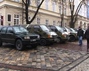 Львівські волонтери передали в зону АТО 10 броньованих автомобілів