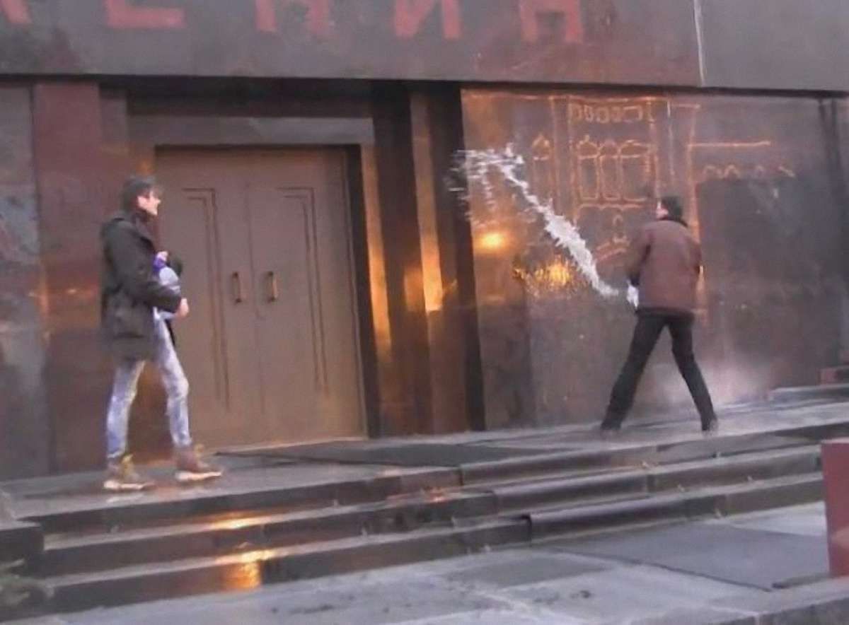 Активісти арт-руху в Москві окропили мавзолей святою водою