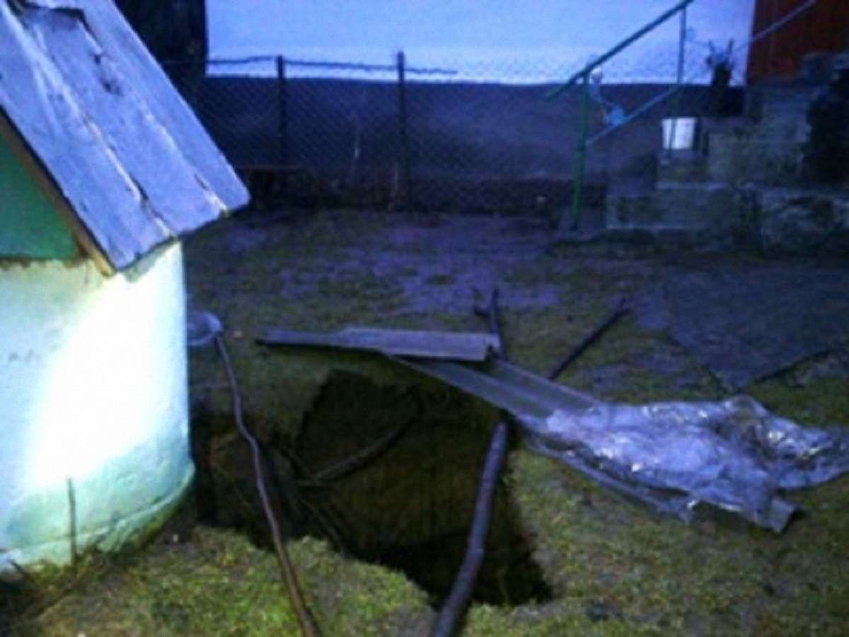 На Львівщині біля житлового будинку провалилася земля
