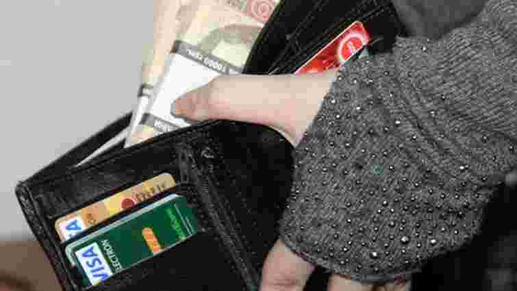 Ще два банки ввели обмеження для розрахунків гривневими картками за кордоном
