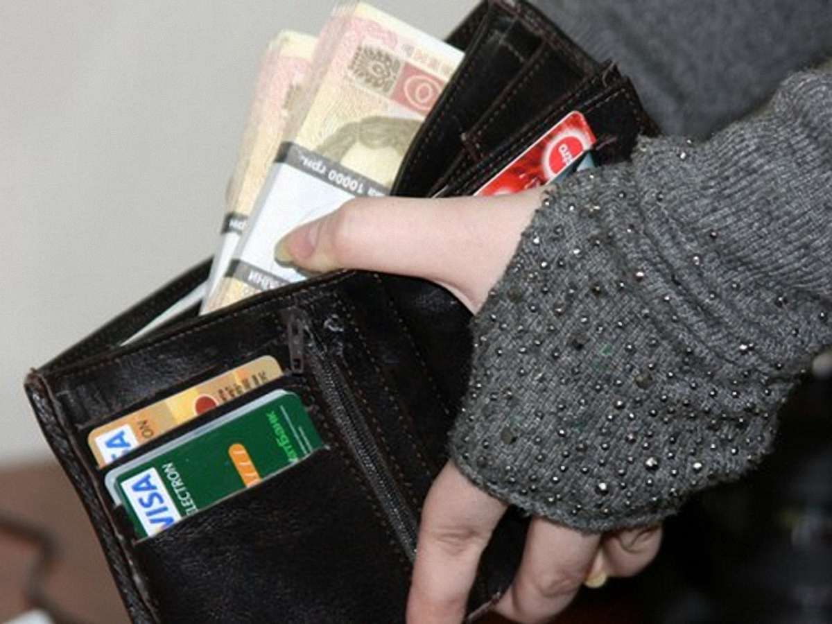 Ще два банки ввели обмеження для розрахунків гривневими картками за кордоном