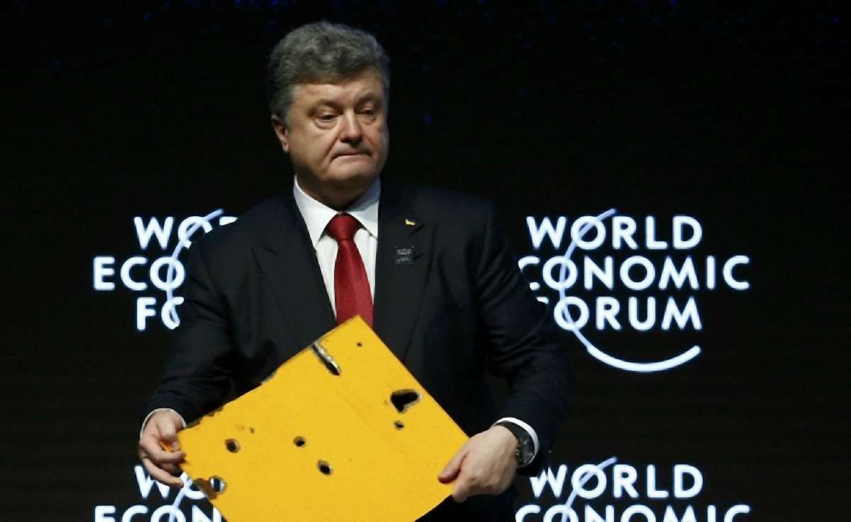 У Давосі Порошенко показав фрагмент автобуса, розстріляного терористами під Волновахою