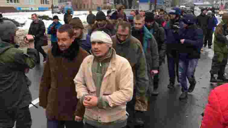 Терористи ДНР провели полонених бійців АТО «коридором ганьби»