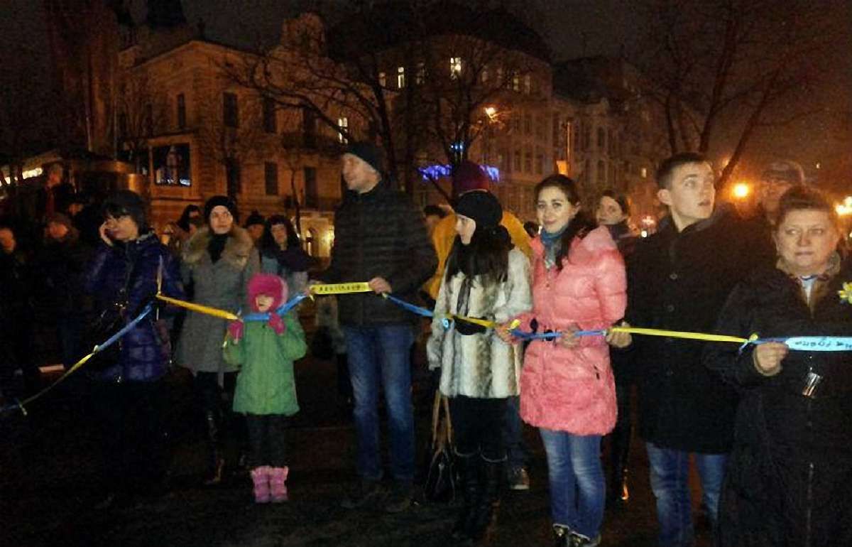 У Львові переселенці зв’язали 120-метрову «стрічку єдності» сходу та заходу