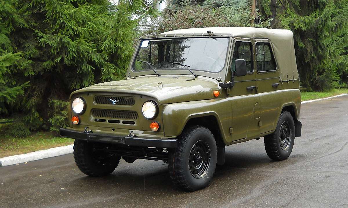 Жителі Рудно з-під Львова подарували односельчанину автомобіль для АТО