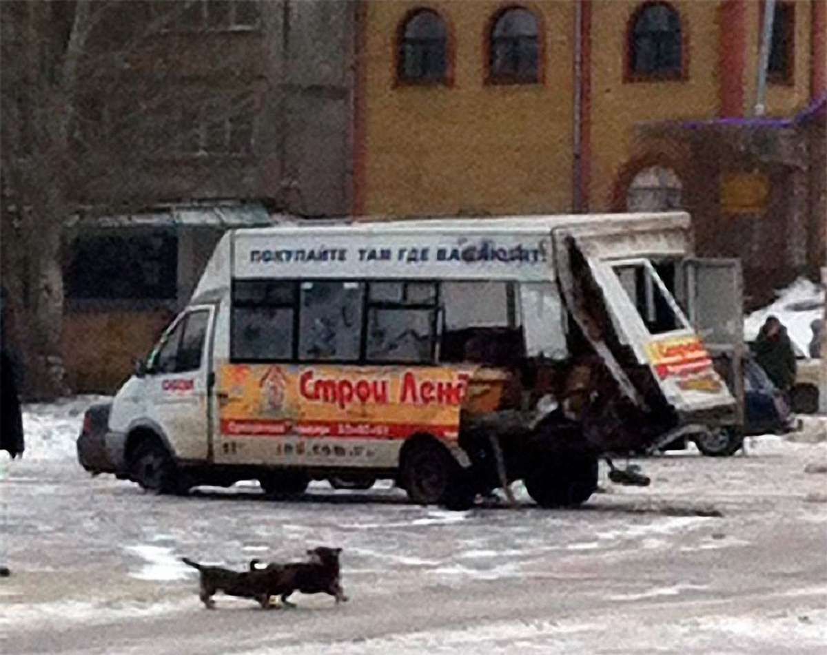 В Луганську військовий «Урал» врізався у маршрутку з пасажирами