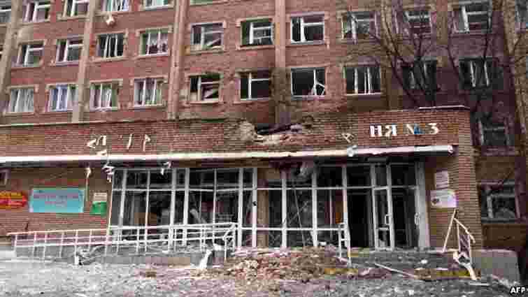 Світлодарську лікарню, яку обстріляли терористи, евакуюють в Артемівськ