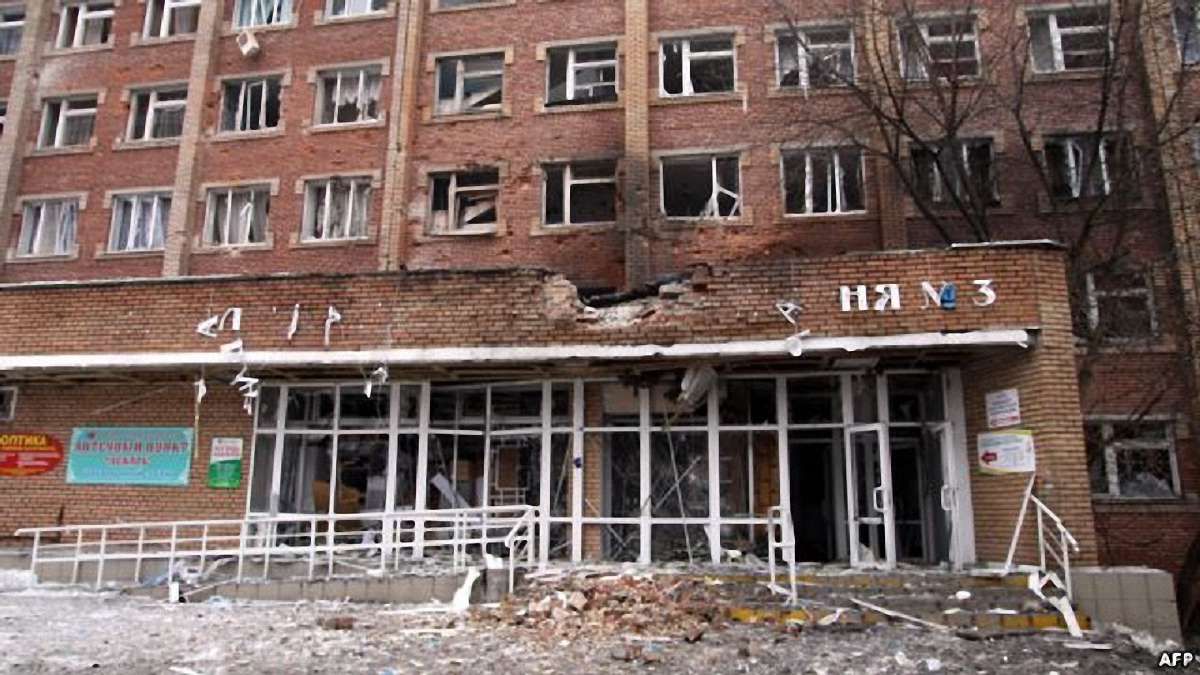 Світлодарську лікарню, яку обстріляли терористи, евакуюють в Артемівськ