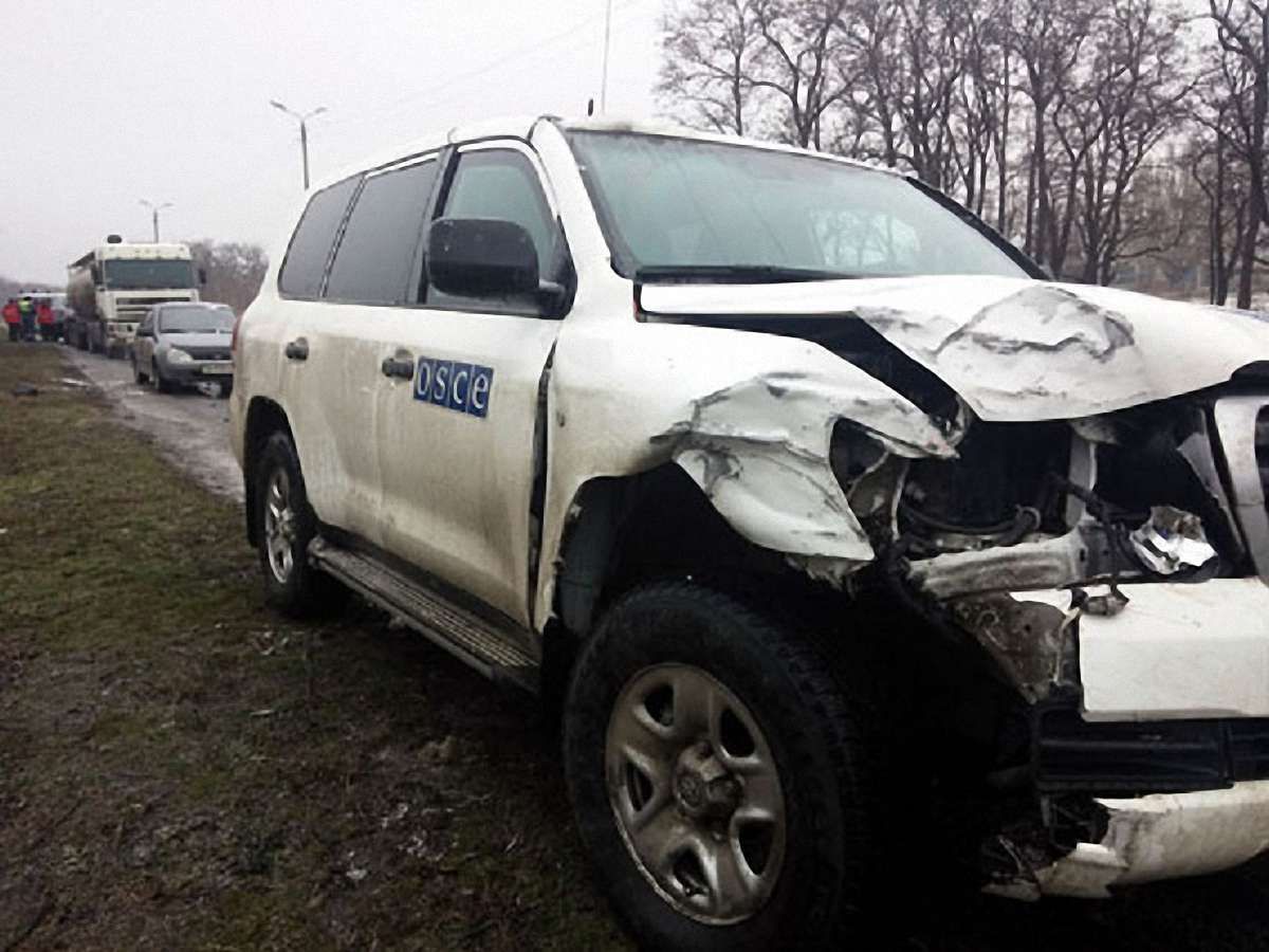 На Донеччині автомобіль місії ОБСЄ потрапив у ДТП
