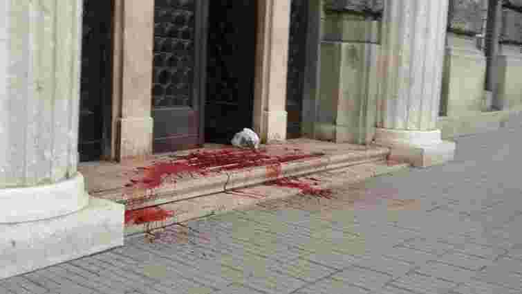 У центрі Львова невідомий облив кров’ю вхід до прокуратури