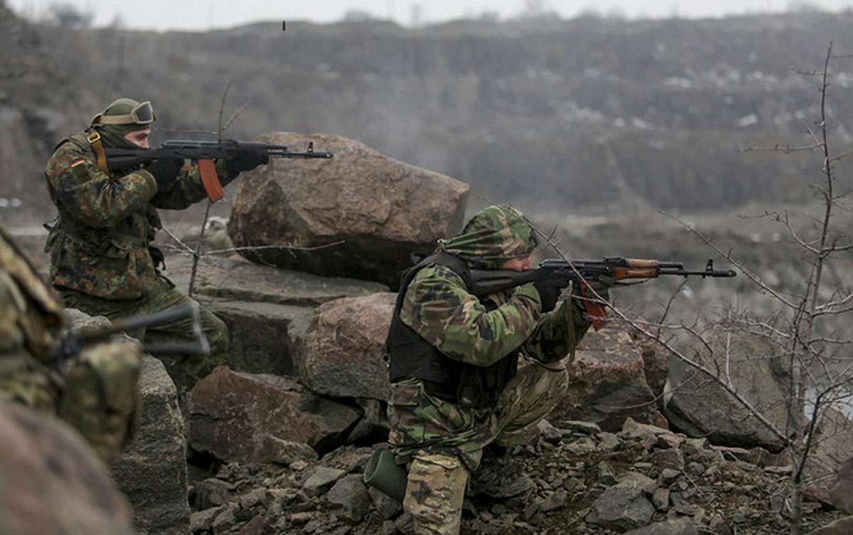 На Луганщині українські війська знищили 10 ворожих танків і 22 бойовика 