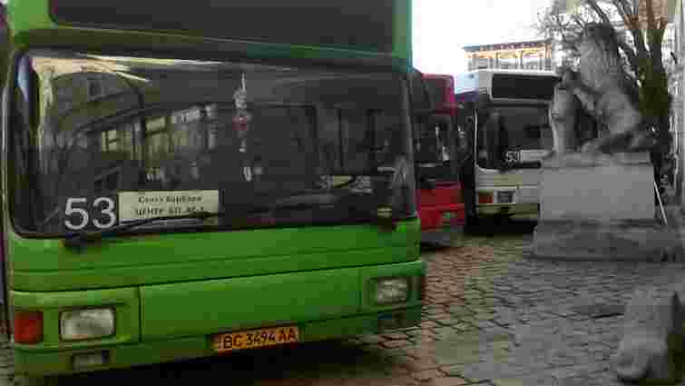 Перевізник «Успіх БМ» знову привіз автобуси до Ратуші