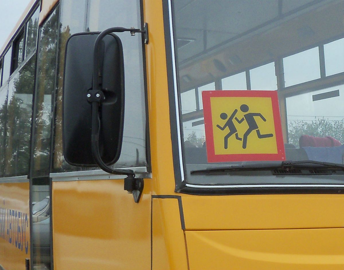 На Сумщині вантажівка зіткнулася із шкільним автобусом, 11 дітей травмовані 