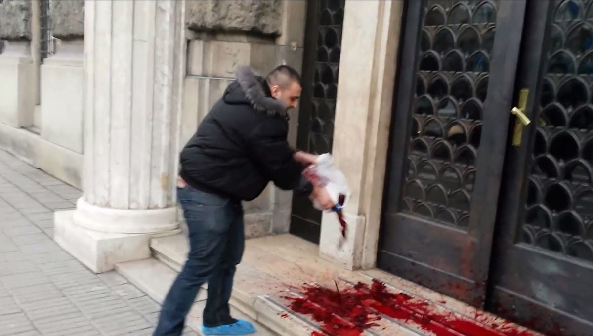 У прокуратурі пояснили, за що вхід до їх приміщення облили кров’ю