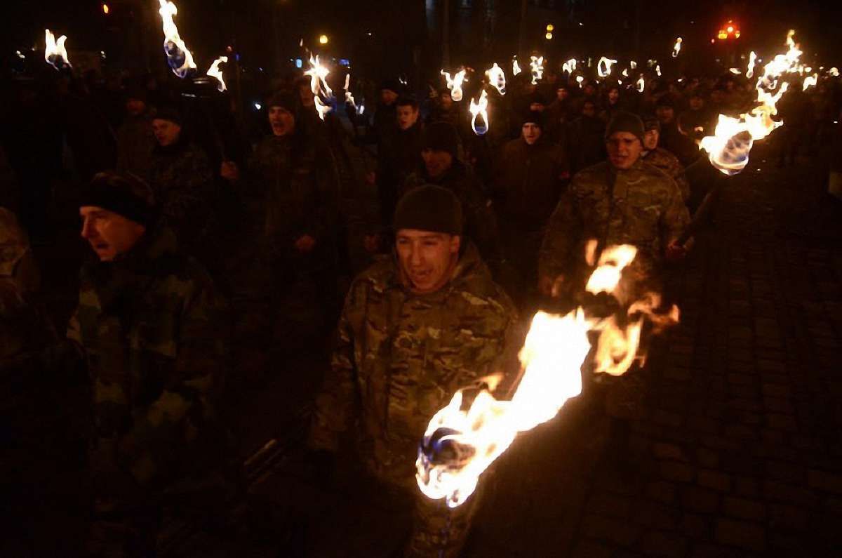 Героїв Крут львів’яни вшанували смолоскипною ходою центром міста