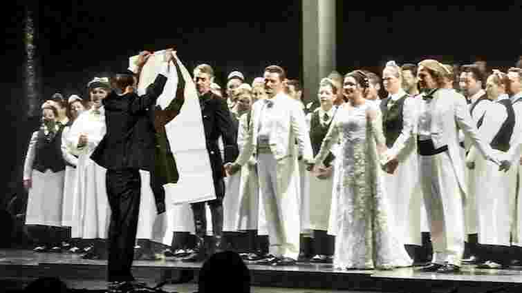 Активіст вийшов на сцену Metropolitan Opera з антипутінським плакатом