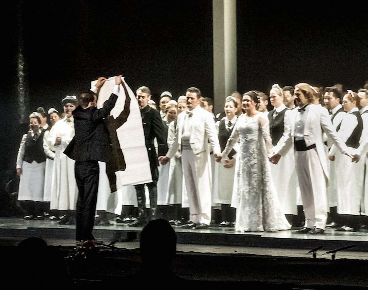 Активіст вийшов на сцену Metropolitan Opera з антипутінським плакатом