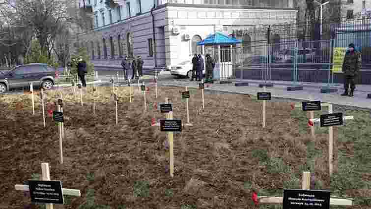 Перед посольством РФ у Києві влаштували кладовище у пам`ять за загиблими у Маріуполі