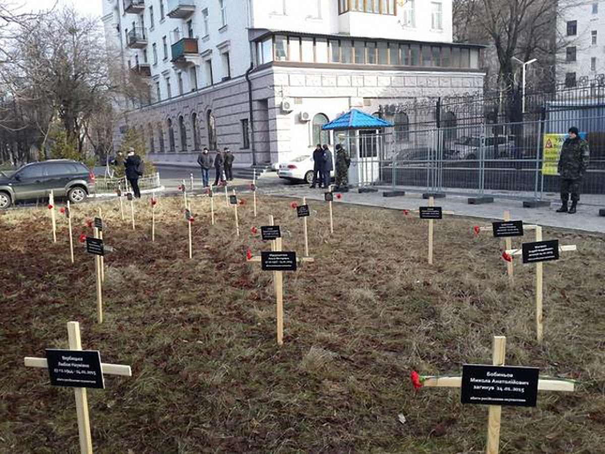 Перед посольством РФ у Києві влаштували кладовище у пам`ять за загиблими у Маріуполі