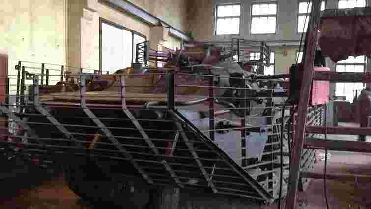На Самбірщині місцеві мешканці ремонтують БТР для батальйону «Львів»