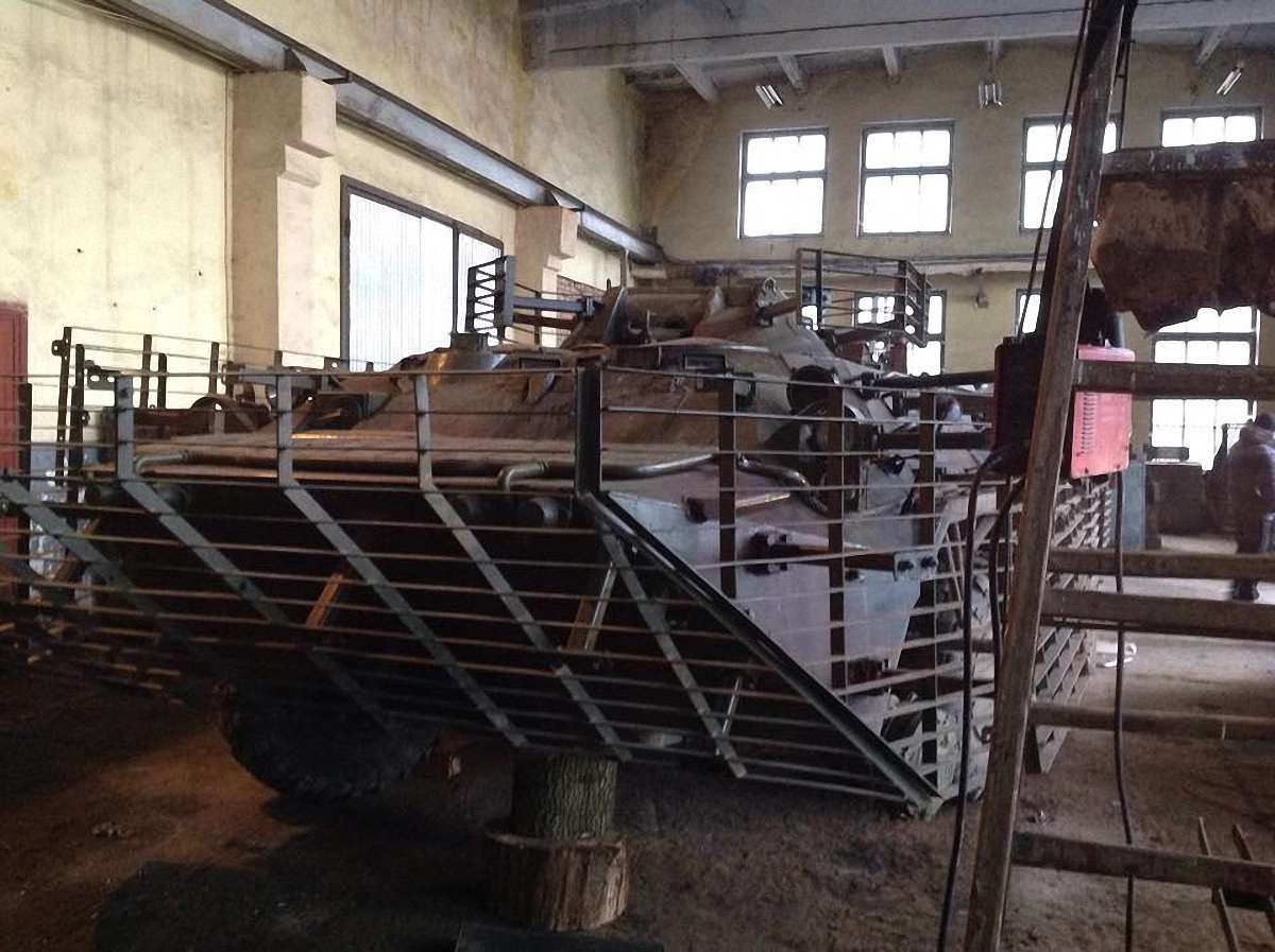 На Самбірщині місцеві мешканці ремонтують БТР для батальйону «Львів»