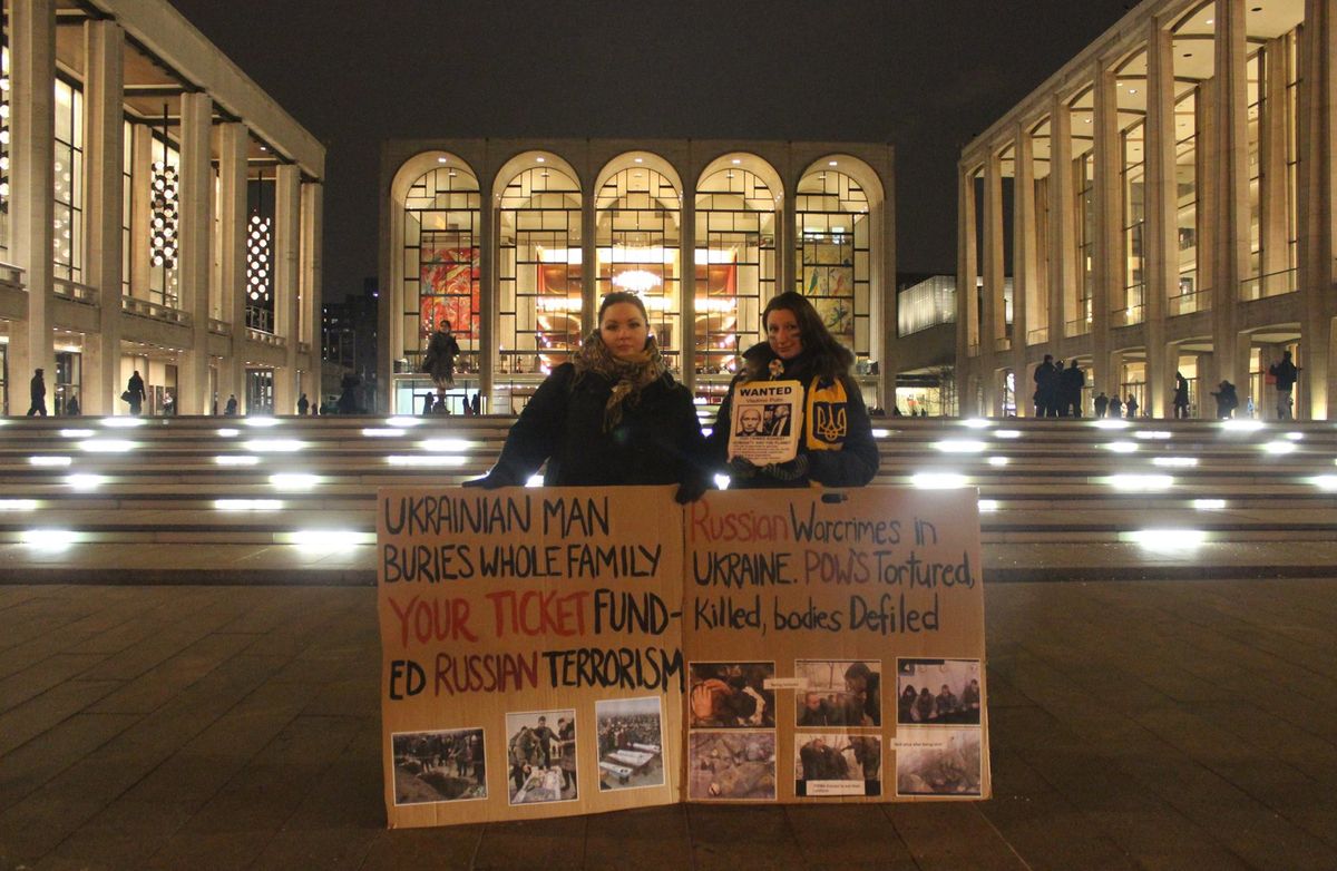 У США не припиняються протести проти виступів пропутінських артистів