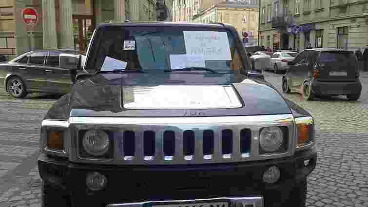 Брат депутата ЛМР припаркував свій Hummer посеред дороги у центрі Львова