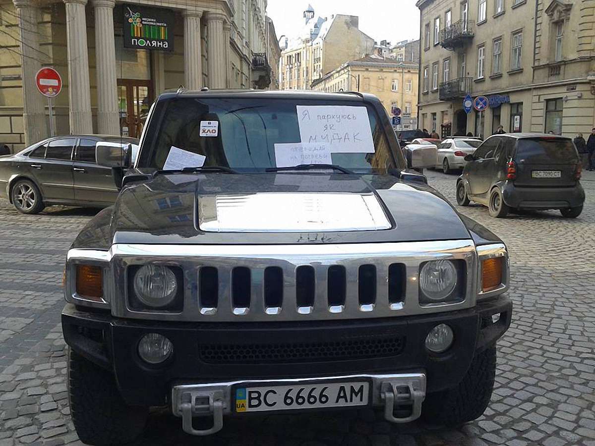 Брат депутата ЛМР припаркував свій Hummer посеред дороги у центрі Львова