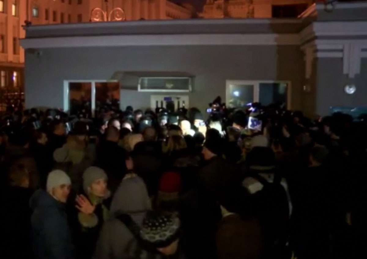 Під стінами АП мітингують за введення воєнного стану в Україні