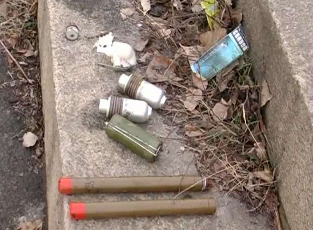 У Києві з Дніпра дістали дитячий рюкзак з гранатами (відео)