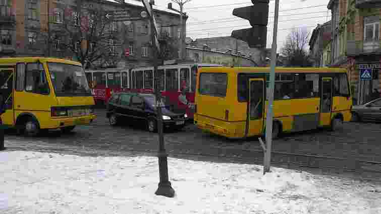 На перехресті вулиць Сахарова-Коперніка-Героїв Майдану трамвай зійшов із рейок