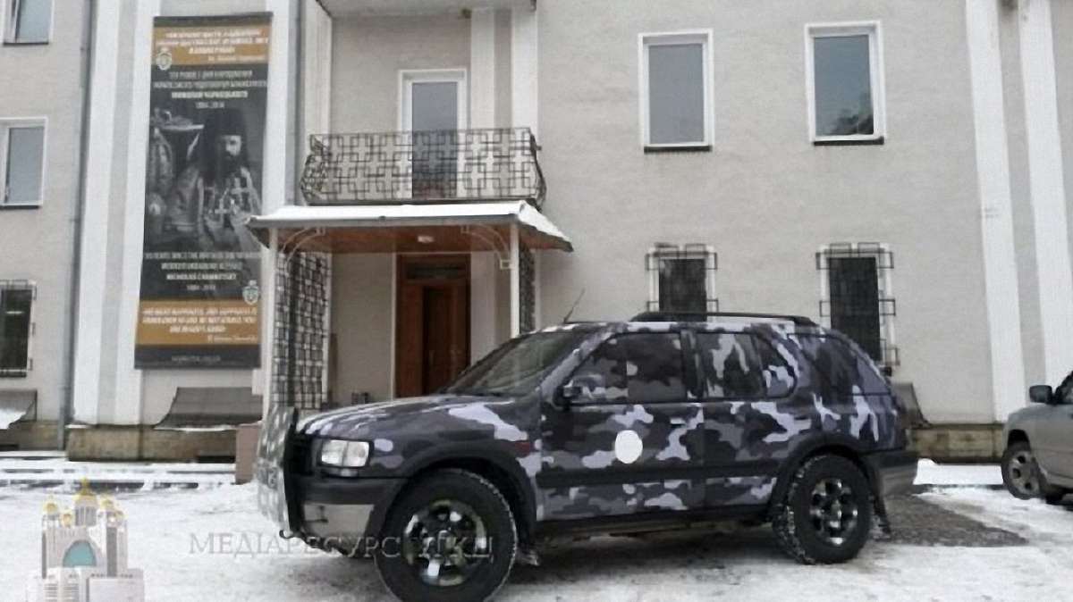 Львів'яни відправили на фронт броньований позашляховик для військових капеланів