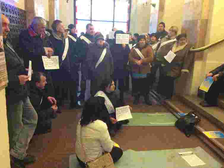 Працівники ринку "Привокзальний" влаштували акцію протесту у приміщенні ЛМР