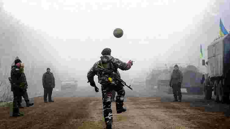 Українські військові використали години перемир'я, щоб зіграти у футбол
