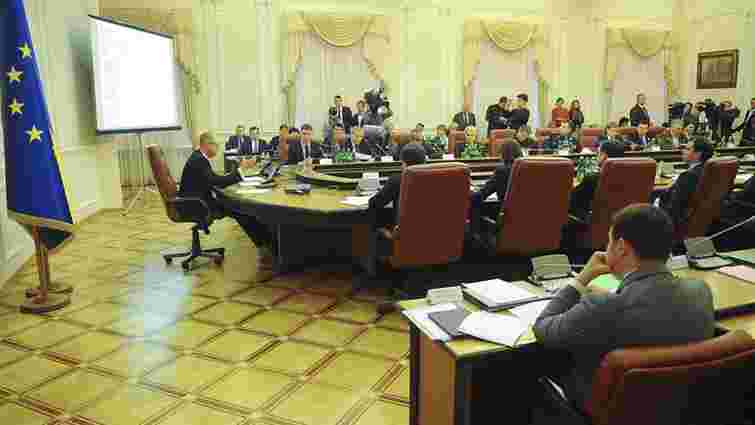 Зарплати українських міністрів обмежили посадовим окладом
