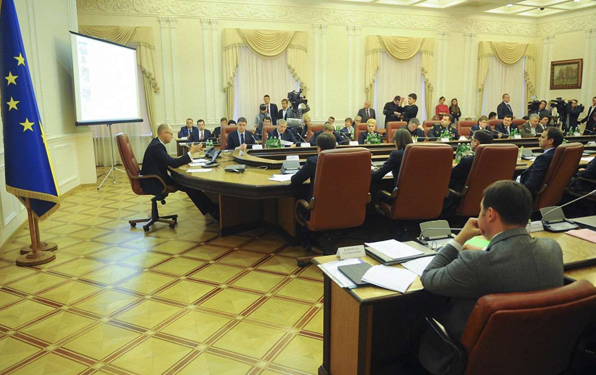 Зарплати українських міністрів обмежили посадовим окладом